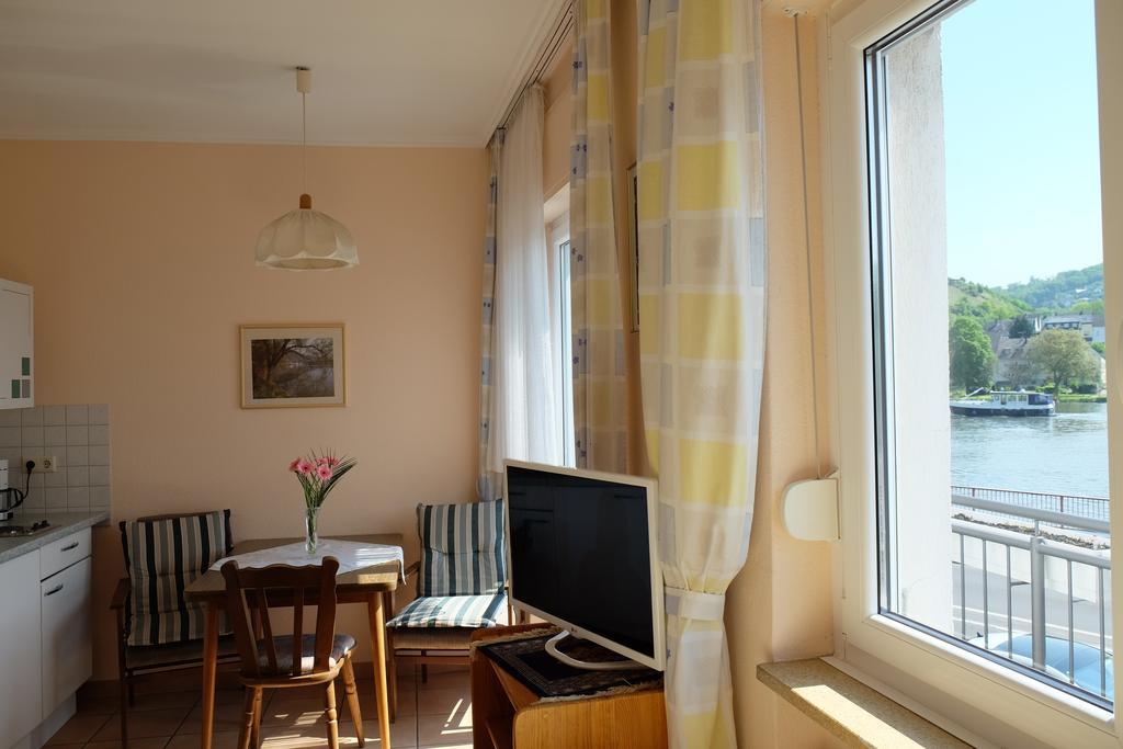 Panorama-Cafe Moselgarten Alf Bagian luar foto